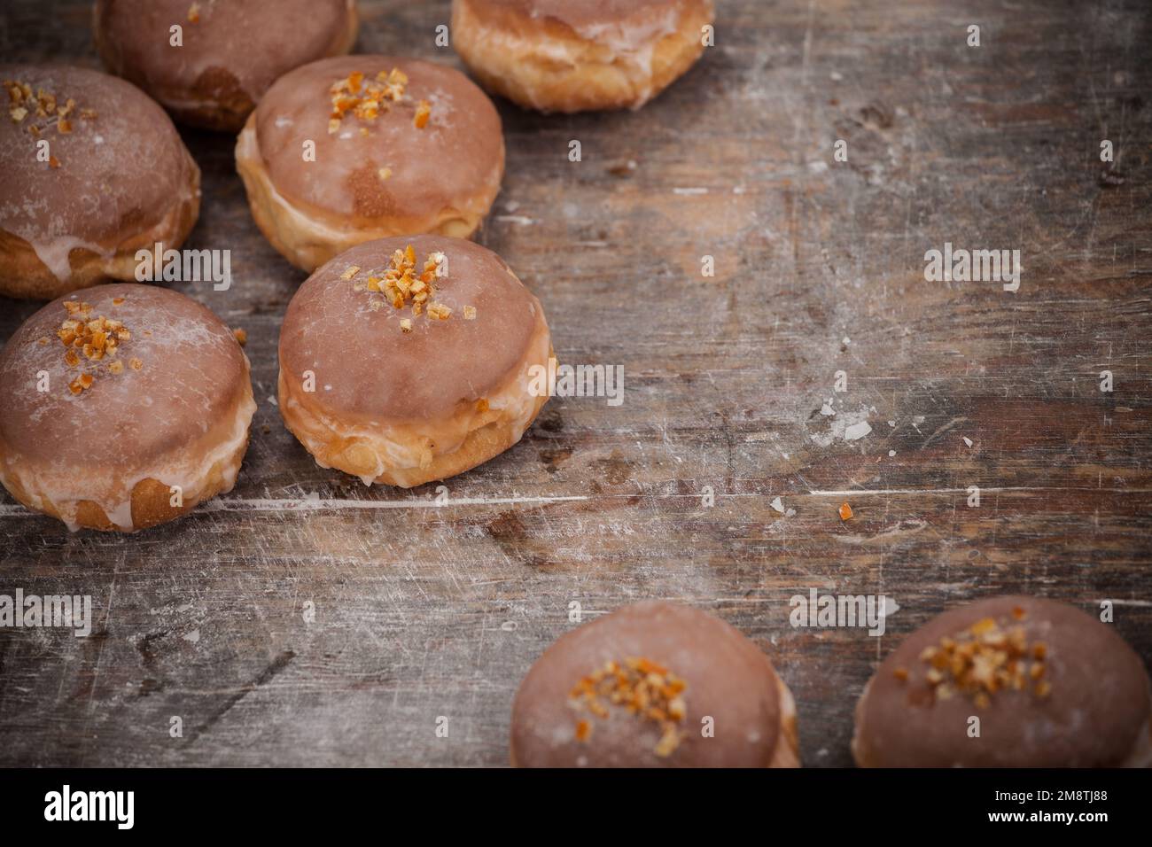 Donuts für Fat Donnerstag. Polnische Tradition: Frische Donuts mit Zuckerguss und Kirschfüllung Stockfoto