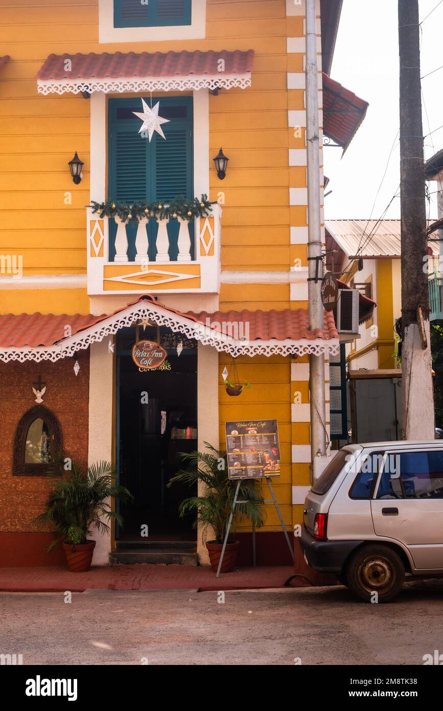 Panaji, Goa, Indien, 7. Januar 2023: Historische Gebäude und farbenfrohe portugiesische Häuser in Fontainhas in Panaji, Goa. Sehenswürdigkeiten in Goa Stockfoto