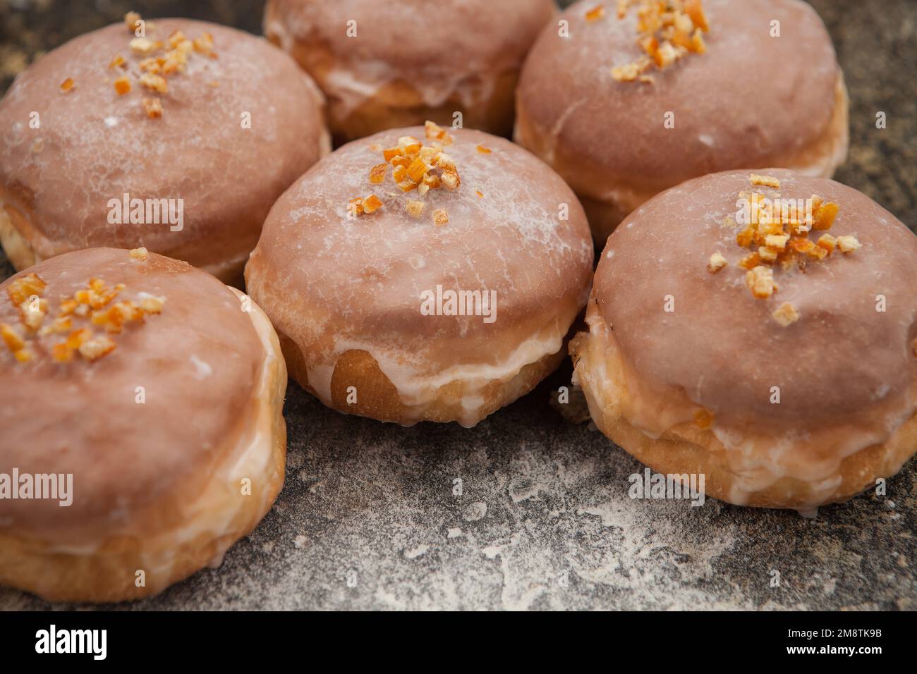 Donuts für Fat Donnerstag. Polnische Tradition: Frische Donuts mit Zuckerguss und Kirschfüllung Stockfoto
