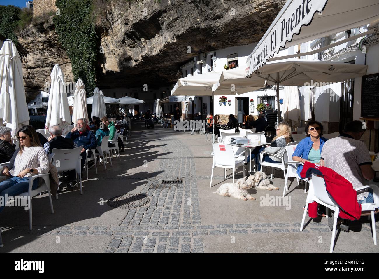 Setenil de las Bodegas - 13. Januar 2023: Ein Blick auf die andalusische Stadt, die an der Seite einer Klippe gebaut wurde Stockfoto