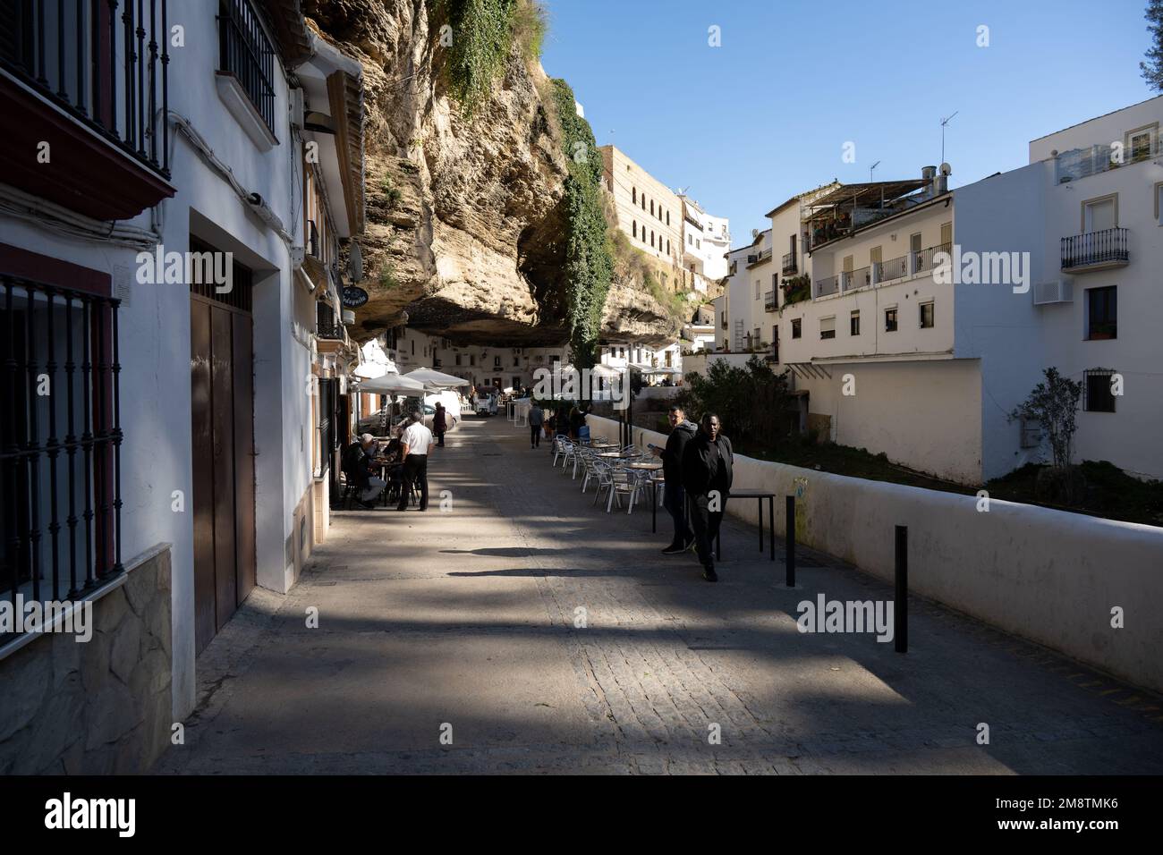 Setenil de las Bodegas - 13. Januar 2023: Ein Blick auf die andalusische Stadt, die an der Seite einer Klippe gebaut wurde Stockfoto