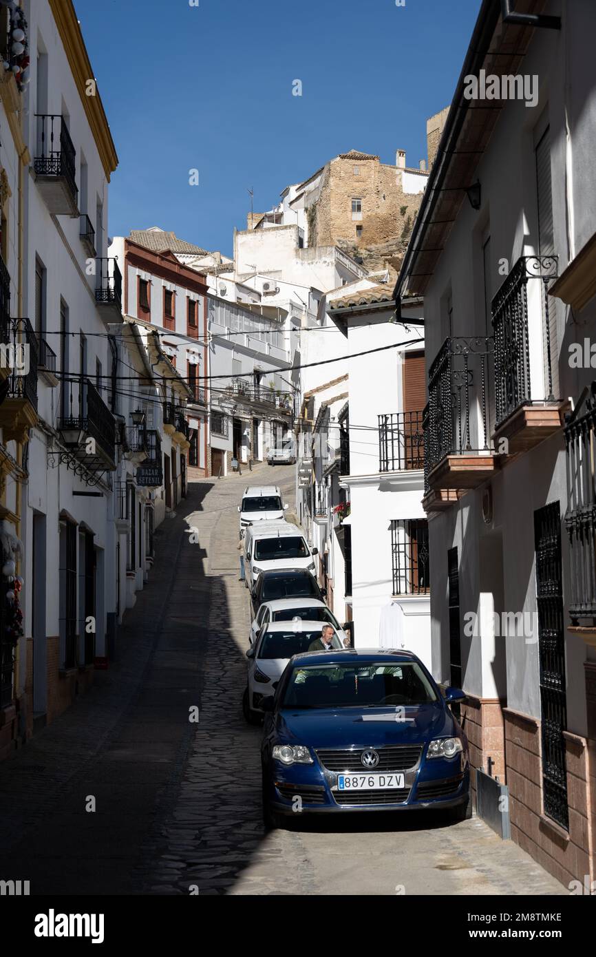 Setenil de las Bodegas - 13. Januar 2023: Ein Blick auf die andalusische Stadt, die an der Seite einer Klippe gebaut wurde Stockfoto