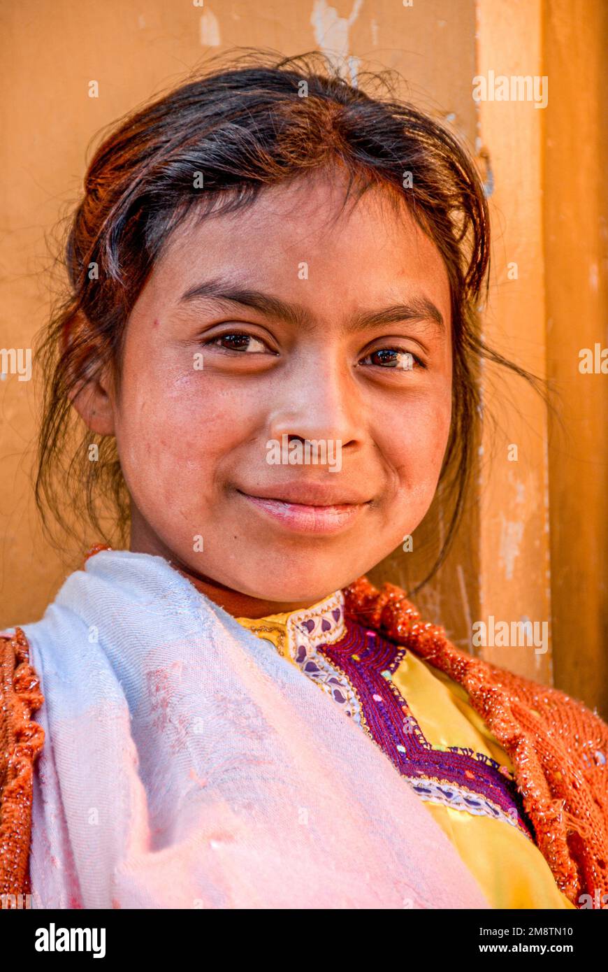 Gesichter Mexikos: Junges Mädchen mit Decke in Chiapas Stockfoto