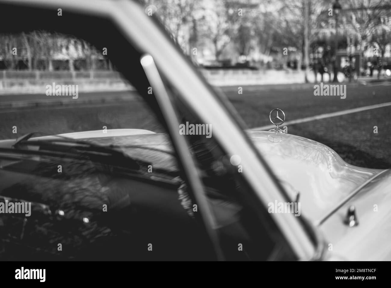 Mercedes-Emblem eines klassischen Benz 280 SE in Paris, Frankreich. Stockfoto