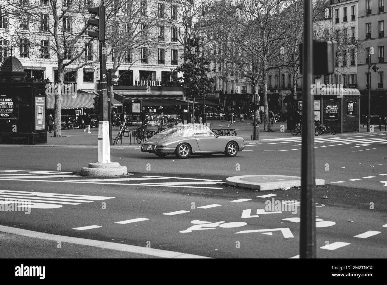 Klassischer Porsche 912 in Place de la Bastille, Paris, Frankreich. Stockfoto