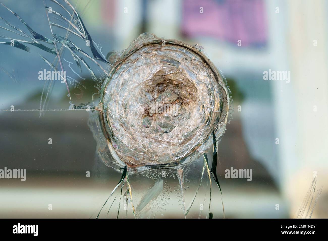Zerbrochenes Glas mit kreisförmiger Form. Vandalismuskonzept Stockfoto