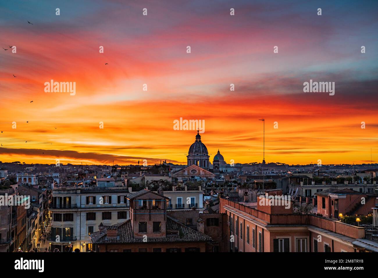 Roma, Hauptstadt Italiens. Wunderschöner Panoramablick über die Ewige Stadt mit ihren Kuppeln am Horizont. Stockfoto