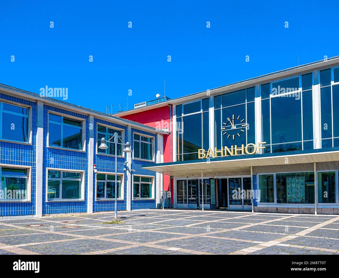Der Bahnhof Sangerhausen mit der typischen 60s. Architektur wurde 1963 erbaut Stockfoto