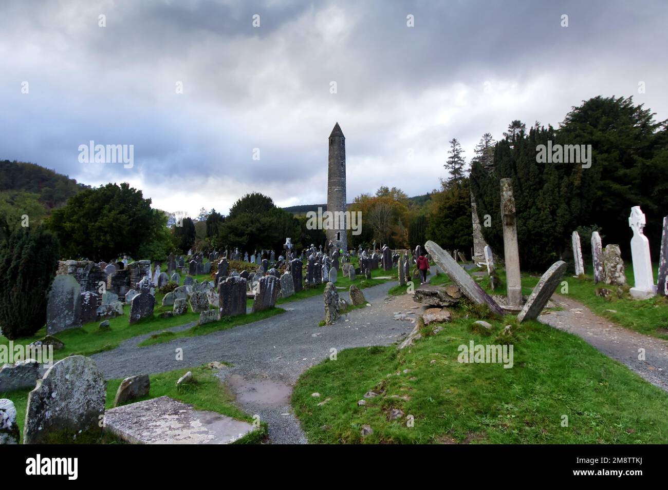 Mittelalterlicher Friedhof des Glendalough-Klosters im Wicklow-Gebirge in Irland Stockfoto