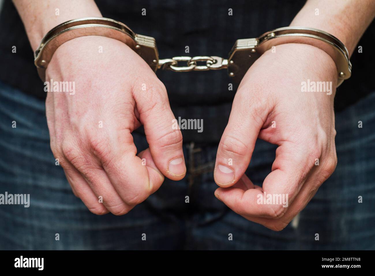 Ein Mann in Handschellen. Gefangener oder festgenommener Mann in Handschellen Stockfoto