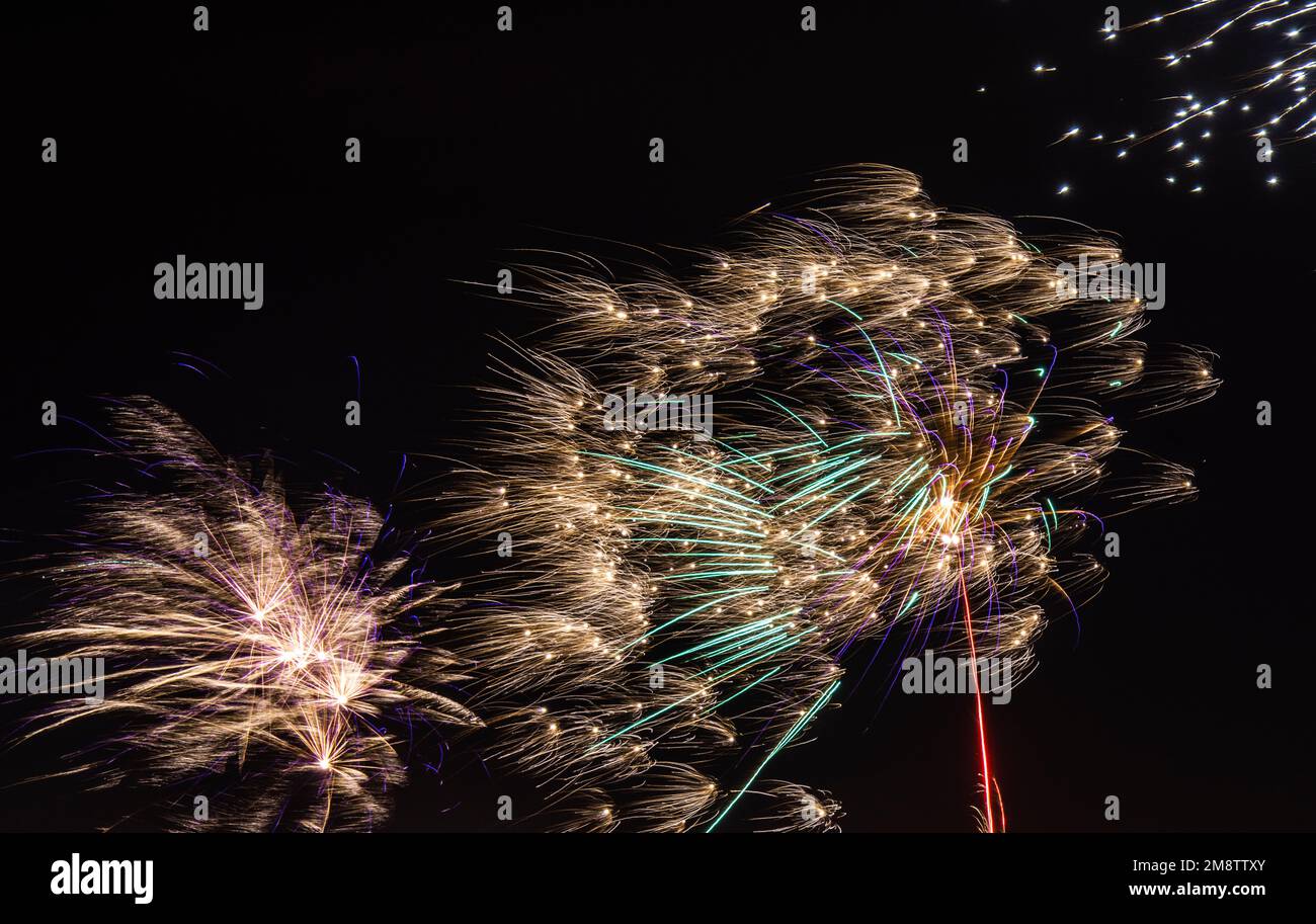 Feuerwerk in den Nachthimmel explodiert Stockfoto
