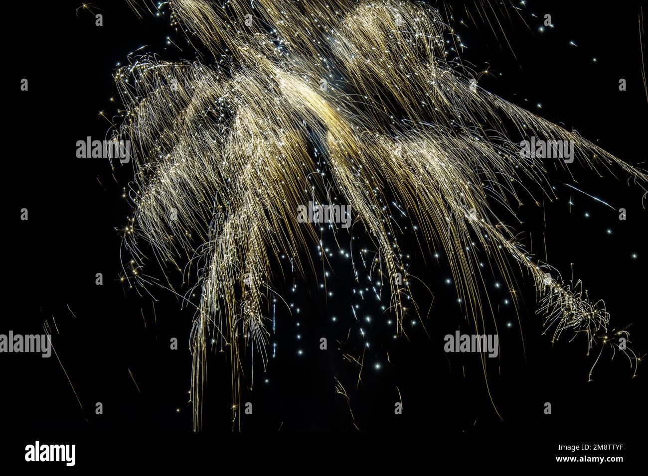 Feuerwerk in den Nachthimmel explodiert Stockfoto