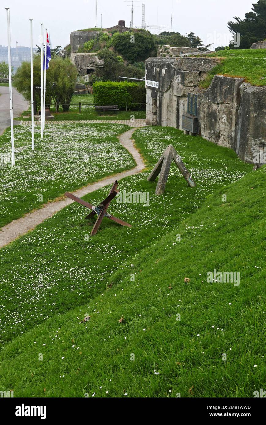 Igel und Tetraeder, Panzerabwehr, Fort de la Cite d'Alet, 39-45 Mémorial, WW II, Saint-Malo, Ille-et-Vilaine, Bretagne, Frankreich, Europa Stockfoto