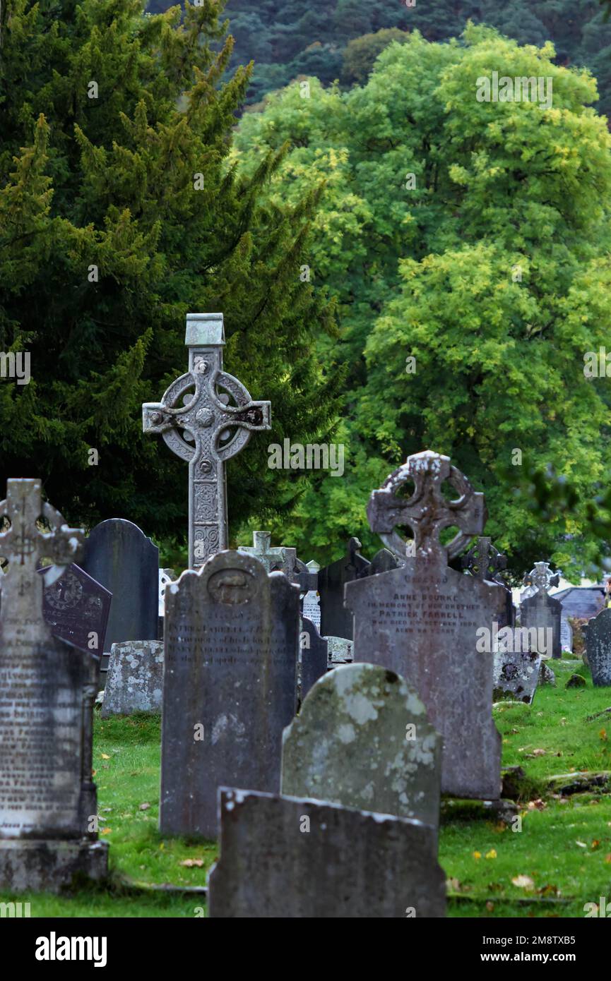 Mittelalterliches Steinkreuz des Glendalough Klosters im Wicklow-Gebirge in Irland Stockfoto