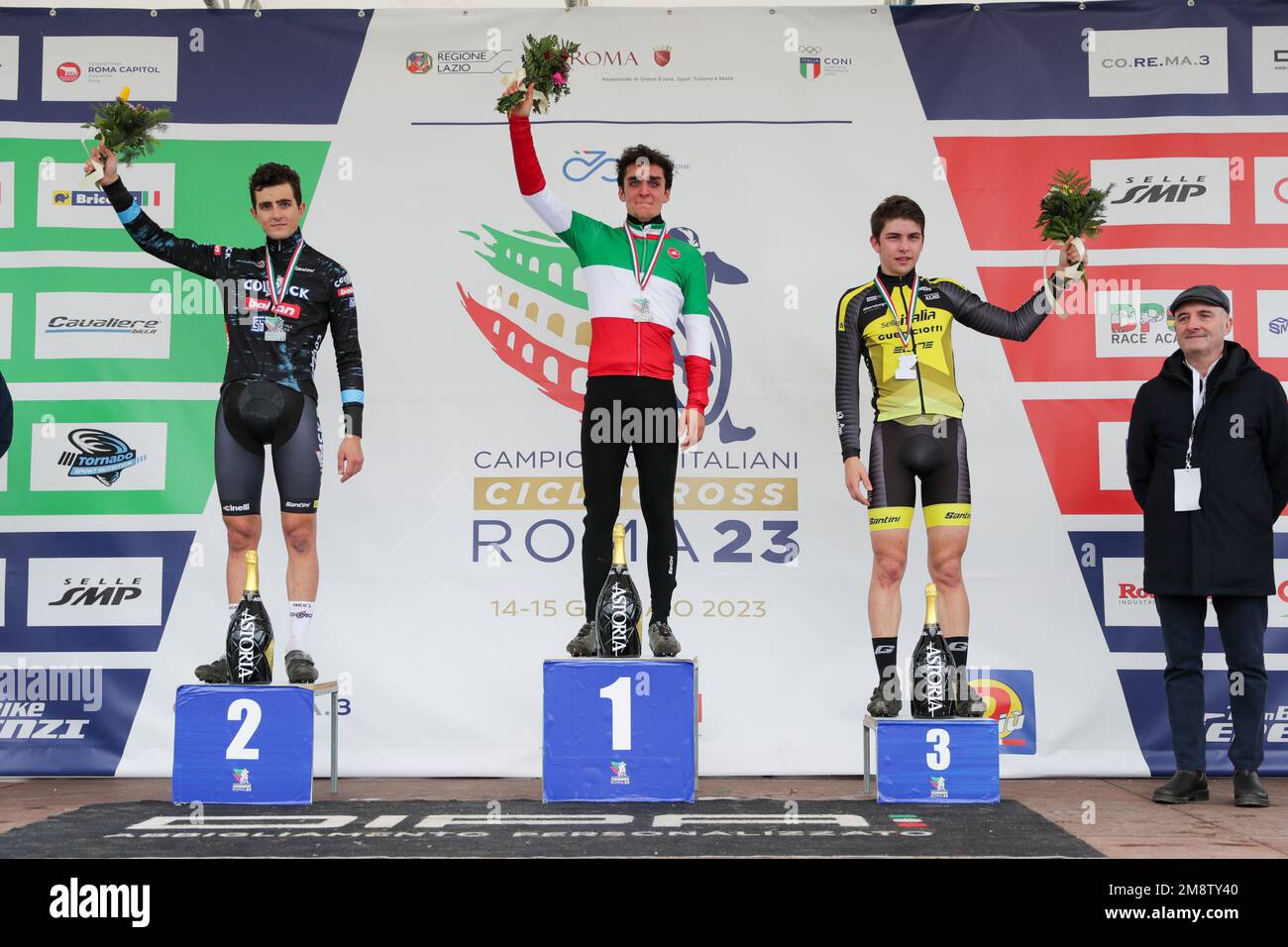 Rom, Italien. 15. Januar 2023. Podiumkategorie unter 23. 1. Filippo Agostinacchio 2. Lorenzo Masciarelli 3. Samuele Leone während Campionato Italiano Ciclocross 2023, Cyclocross in Rom, Italien, Januar 15 2023 Kredit: Independent Photo Agency/Alamy Live News Stockfoto