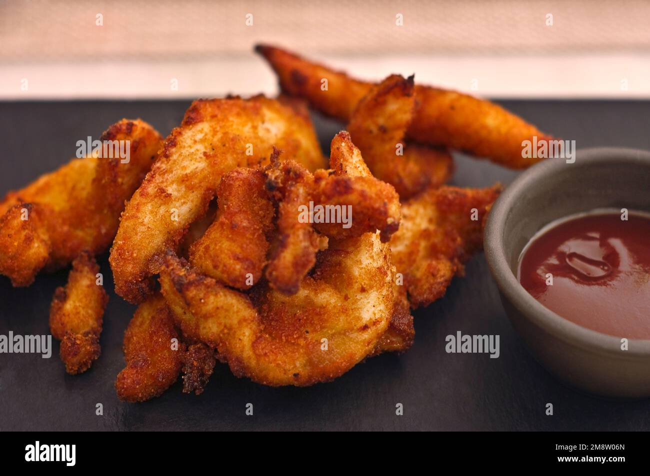 Vorspeise mit Hähnchenpingles mit köstlicher Barbecue-Sauce. Stockfoto