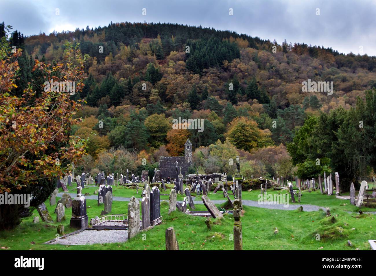 Mittelalterlicher Friedhof des Glendalough-Klosters im Wicklow-Gebirge in Irland Stockfoto