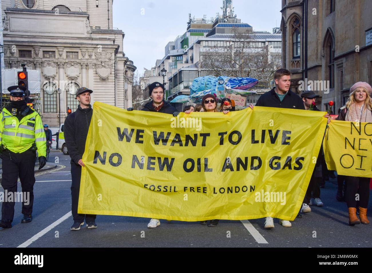 London, Großbritannien. 15. Januar 2023 Klimaschutzaktivisten marschieren vor dem Büro der Nordsee-Übergangsbehörde und fordern die Regierung auf, das von der norwegischen Firma Equinor betriebene Öl- und Gasfeld Rosebank in der Nordsee zu stoppen. Kredit: Vuk Valcic/Alamy Live News Stockfoto