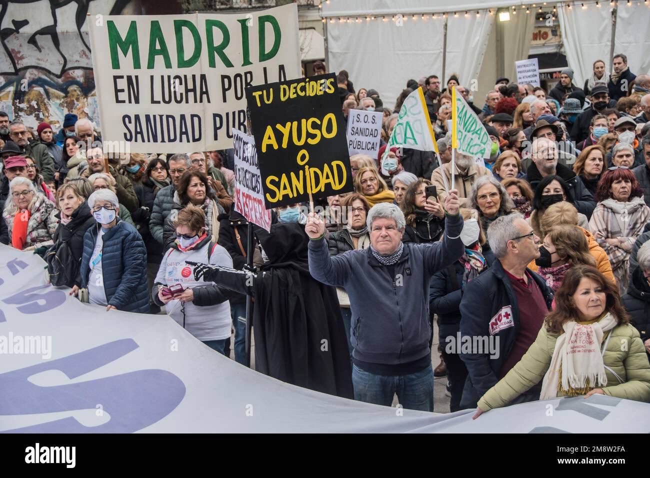 Tausende schließen sich einem Protest an, der hauptsächlich von medizinischen Grundkräften und pädiatrischen Fachkräften in Madrid, Spanien, durchgeführt wird. Demonstranten sind besorgt über die Verschlechterung der öffentlichen medizinischen Versorgung in der Region. Die Bewohner von Madrid sind Zeugen langer Warteschlangen in Den A&E-Abteilungen, und das System steht kurz vor der Überlastung. Mitarbeiter im Gesundheitswesen benötigen mehr Personal, Zimmer und Krankenwagen. Demonstranten kritisierten die Gesundheitspolitik der Präsidentin der Region Madrid, Isabel Díaz Ayuso. Carmen Esbrí, Sprecherin der Vereinigung Mesa en Defensa de la Sanidad Publica en Madrid, erklärte, dass etwa 200, Stockfoto