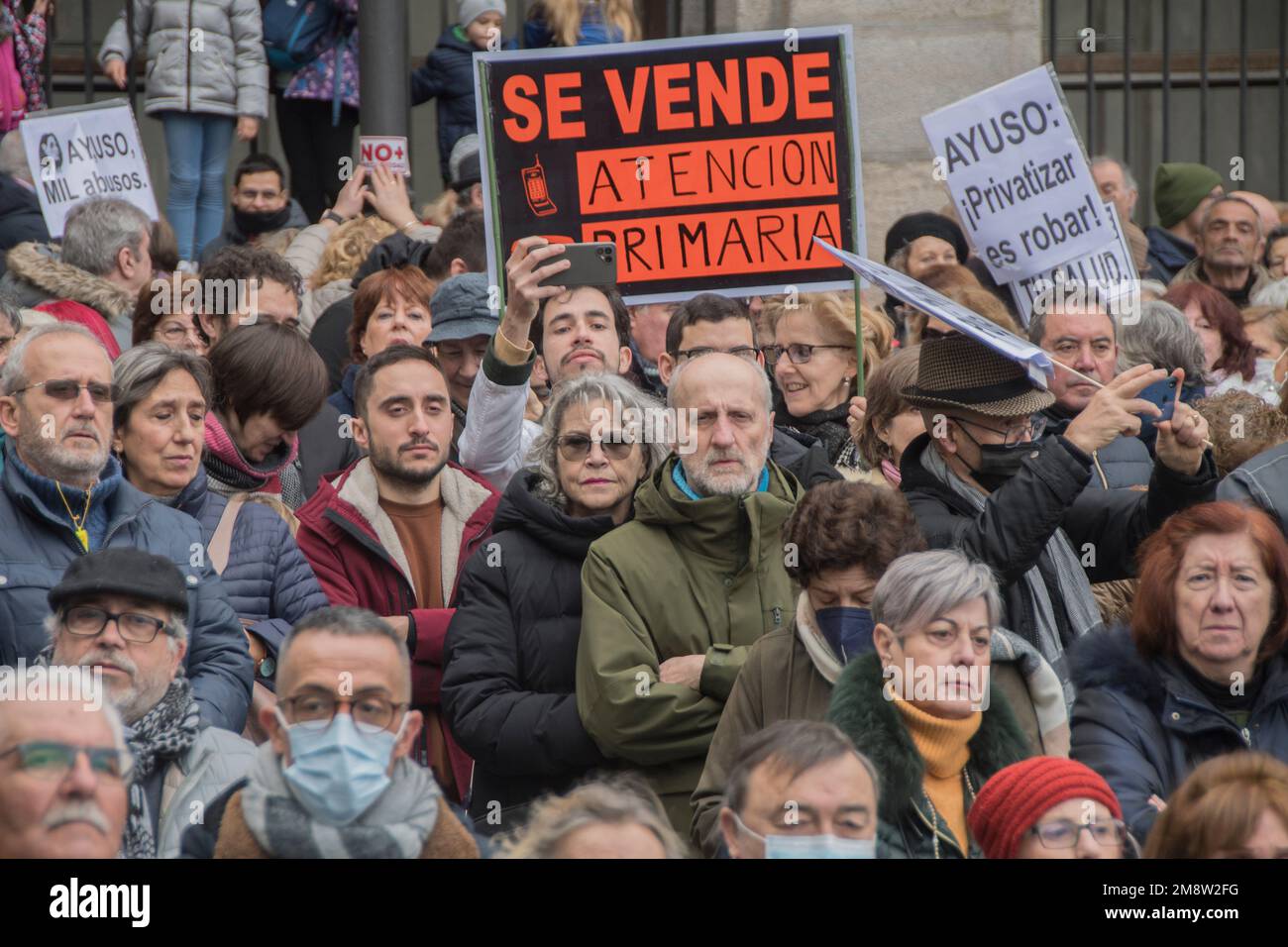 Tausende schließen sich einem Protest an, der hauptsächlich von medizinischen Grundkräften und pädiatrischen Fachkräften in Madrid, Spanien, durchgeführt wird. Demonstranten sind besorgt über die Verschlechterung der öffentlichen medizinischen Versorgung in der Region. Die Bewohner von Madrid sind Zeugen langer Warteschlangen in Den A&E-Abteilungen, und das System steht kurz vor der Überlastung. Mitarbeiter im Gesundheitswesen benötigen mehr Personal, Zimmer und Krankenwagen. Demonstranten kritisierten die Gesundheitspolitik der Präsidentin der Region Madrid, Isabel Díaz Ayuso. Carmen Esbrí, Sprecherin der Vereinigung Mesa en Defensa de la Sanidad Publica en Madrid, erklärte, dass etwa 200, Stockfoto