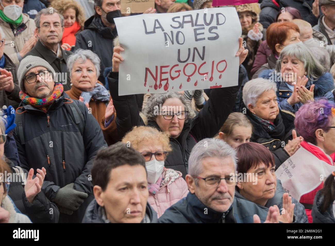 Tausende schließen sich einem Protest an, der hauptsächlich von medizinischen Grundkräften und pädiatrischen Fachkräften in Madrid, Spanien, durchgeführt wird. Demonstranten sind besorgt über die Verschlechterung der öffentlichen medizinischen Versorgung in der Region. Die Bewohner von Madrid sind Zeugen langer Warteschlangen in Den A&E-Abteilungen, und das System steht kurz vor der Überlastung. Mitarbeiter im Gesundheitswesen benötigen mehr Personal, Zimmer und Krankenwagen. Demonstranten kritisierten die Gesundheitspolitik der Präsidentin der Region Madrid, Isabel Díaz Ayuso. Carmen Esbrí, Sprecherin der Vereinigung Mesa en Defensa de la Sanidad Publica en Madrid, erklärte, dass etwa 200, Stockfoto