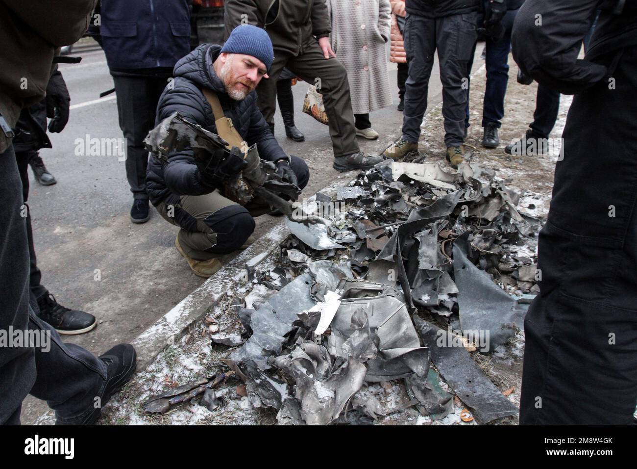 DNIPRO, UKRAINE - 15. JANUAR 2023 - Ein Gesetzeshüter untersucht die Fragmente einer Rakete, die von russischen Besatzern während eines massiven Raketenangriffs abgeschossen wurde Stockfoto