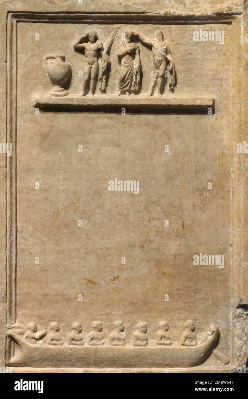 Antike Steinmauer mit SchnitzelRelief für Hintergrund und Rahmen aus römisch-griechischer Kultur. Kopieren Sie Platz für Ihren Text. Thema Antiquität, Tapete, Design Stockfoto