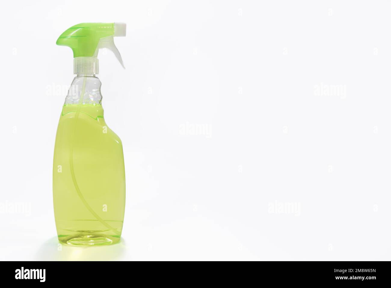 Sprühflasche mit grünem Reinigungsmittel. Auf weißem Hintergrund mit einem Kopierbereich Stockfoto