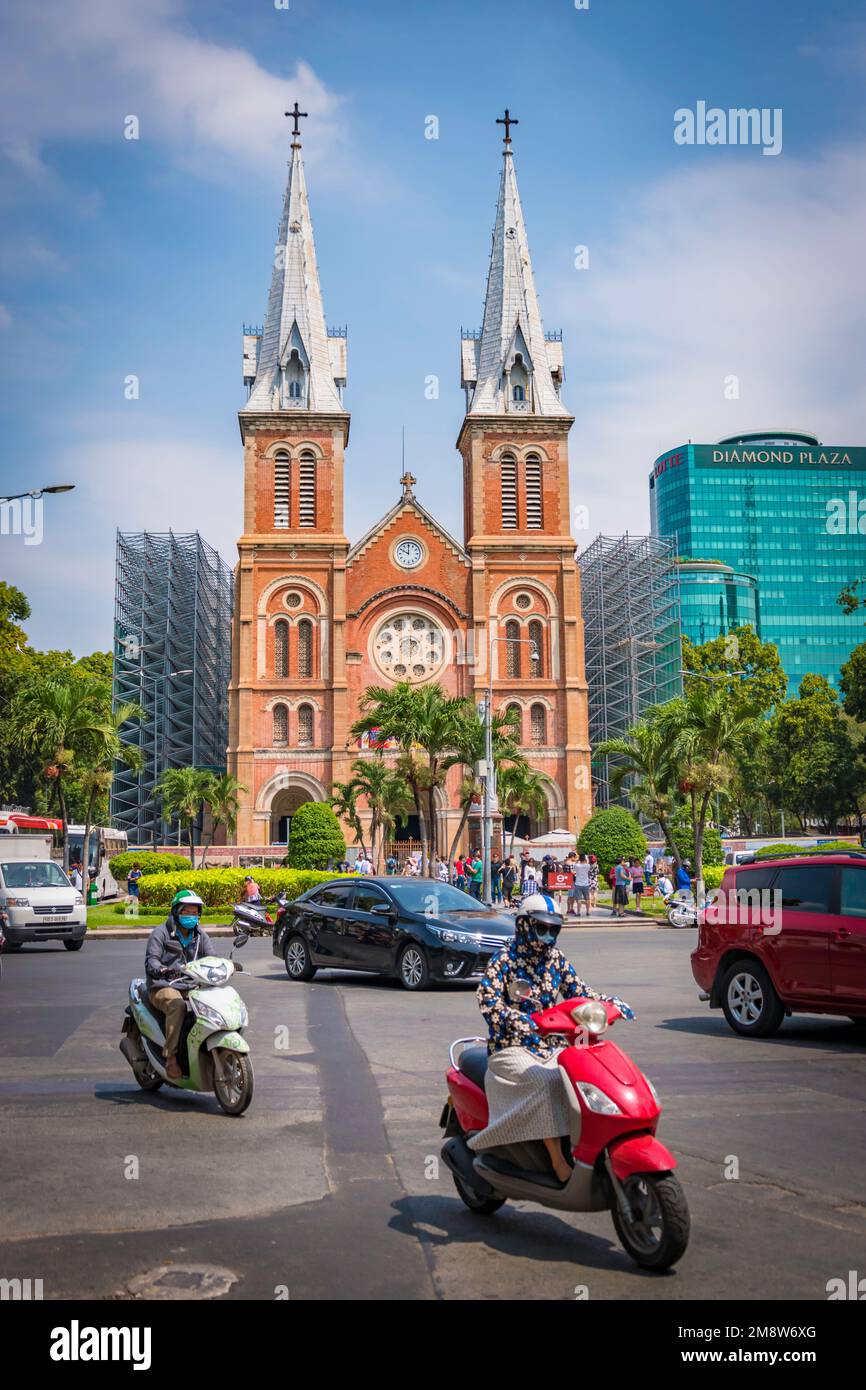 kirchenfront mit zwei Steeples in Ho Chi Minh Vietnam Stockfoto