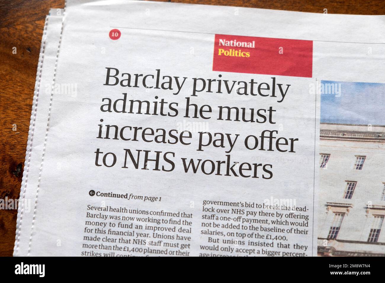 Steve „Barclay gibt privat zu, dass er das Gehaltsangebot für NHS Workers erhöhen muss. Guardian, Schlagzeile Politik, Artikel 13. Januar 2023 UK Stockfoto