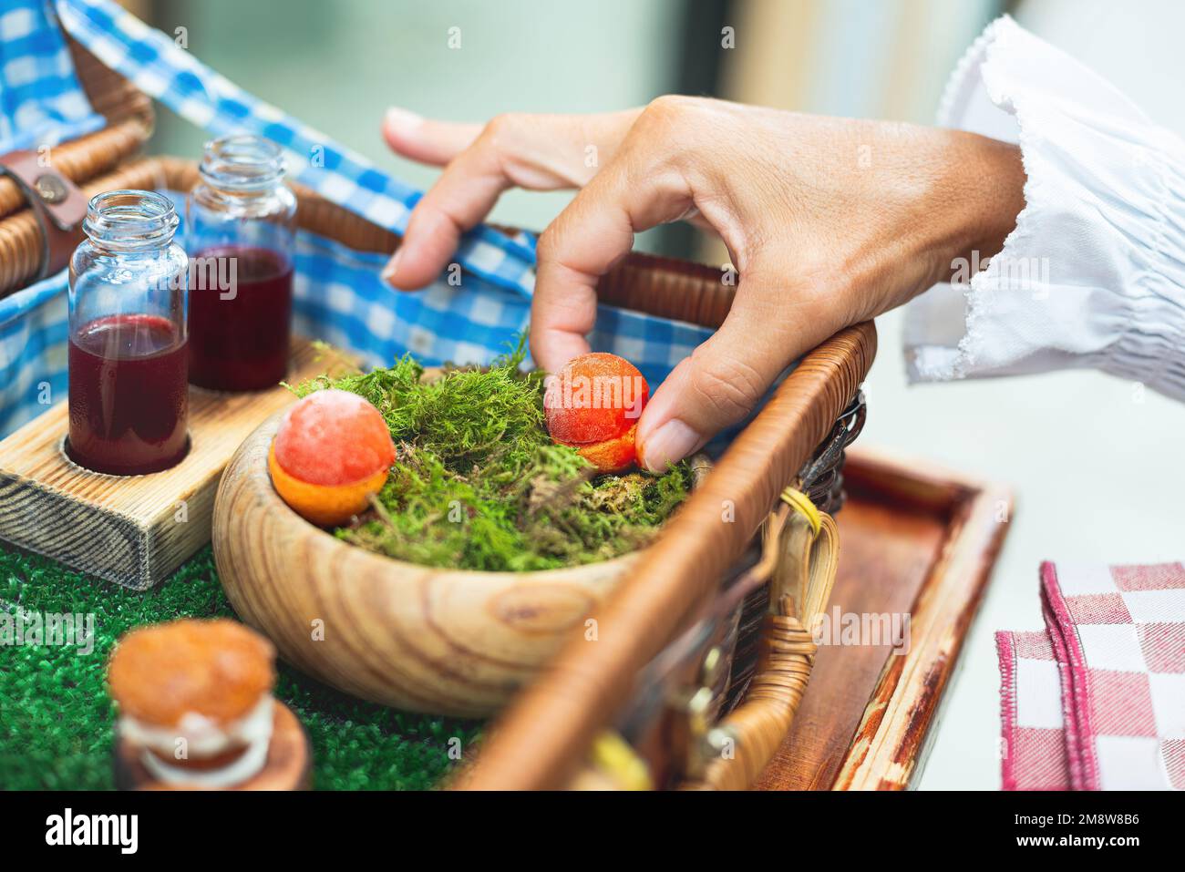 Eine Person, die einen Eispfefferball aufhebt. haute Cuisine Konzept. Gourmet-Vorspeise. Stockfoto