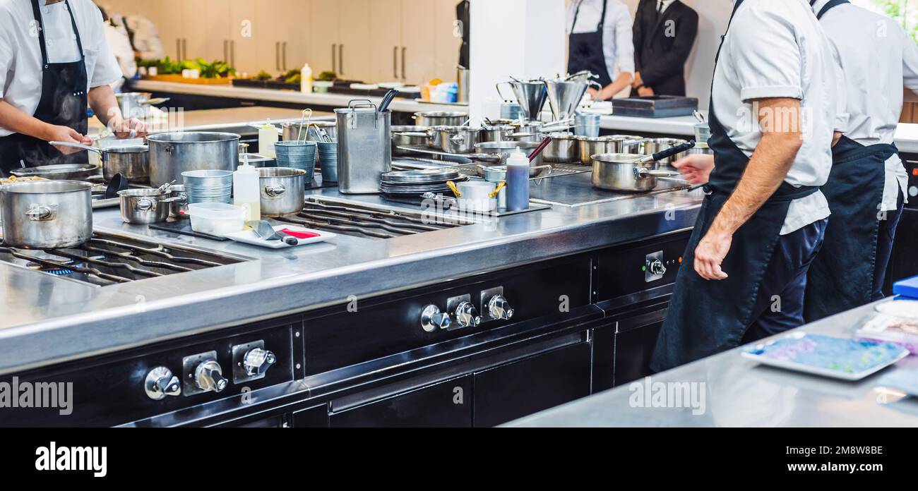 Ein Team von Köchen, die in der Küche arbeiten. haute Cuisine Konzept. Stockfoto