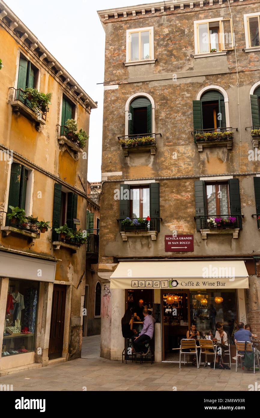 Cafés und Bars in Venedig mit Dinner und Trinkern, die sich an einem Sommertag entspannen Stockfoto