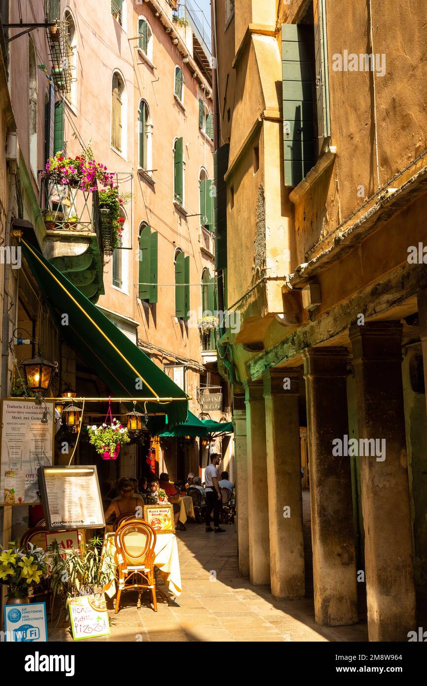 Cafés und Bars in Venedig mit Dinner und Trinkern, die sich an einem Sommertag entspannen Stockfoto