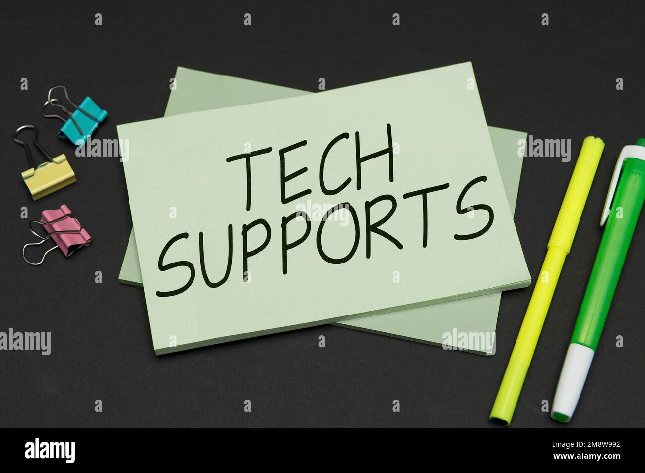 Schreiben Text anzeigen Tech Supports. Hilfe zum Konzeptfoto durch Techniker Online oder Callcenter Customer Service Stockfoto