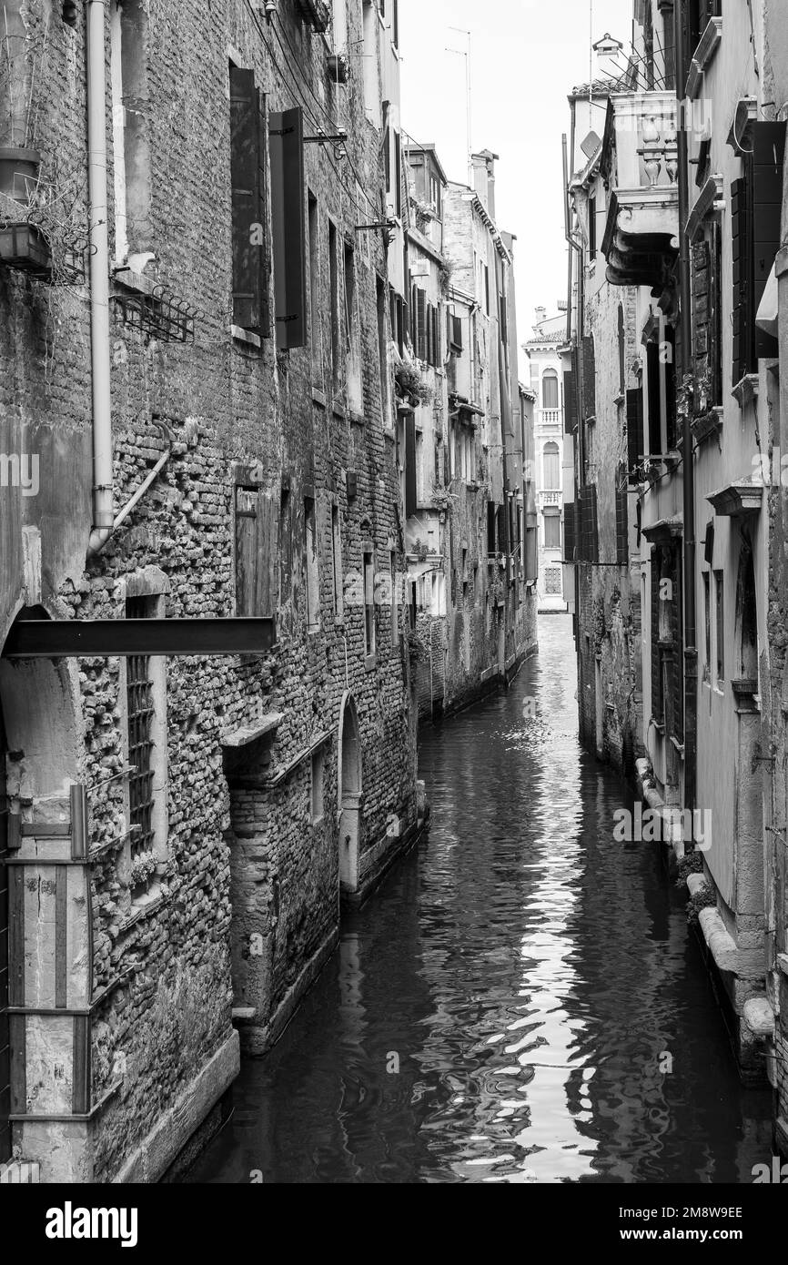 Kanäle von Venedig, mit Gondel und anderen Booten Stockfoto