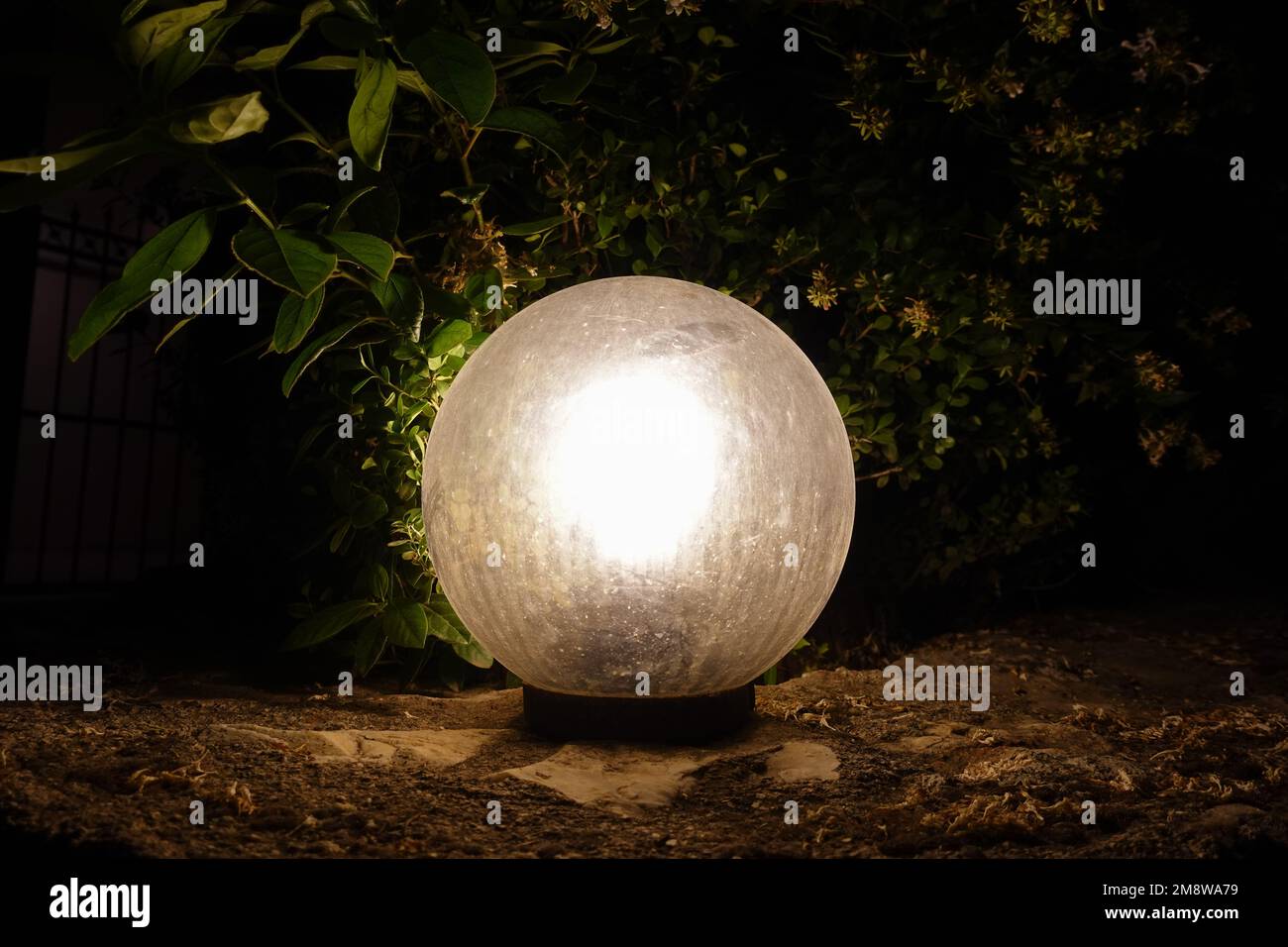 Landschaftsbeleuchtung im Freien am Haustor bei Nacht. Stockfoto