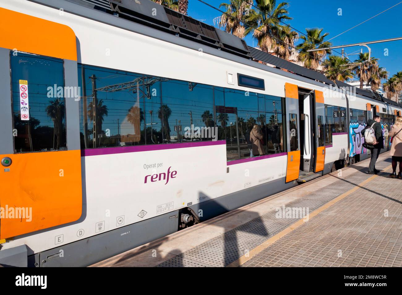 Der RENFE-Zug hält an der Bahnstation Tren Rodalies Mataró, Maresme Coast, 2023, Barcelona, Spanien Stockfoto