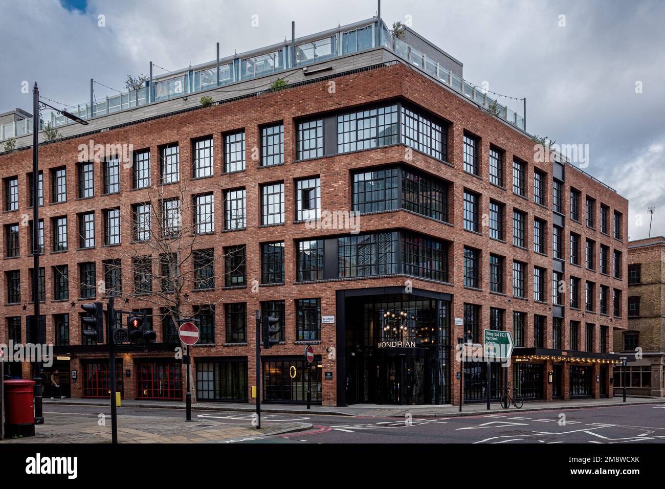 Das Mondrian Hotel Shoreditch East London. Eröffnet 2017 als The Curtain Hotel, umbenannt in Mondrian Hotel 2021. Architekten Dexter Moren Associates. Stockfoto