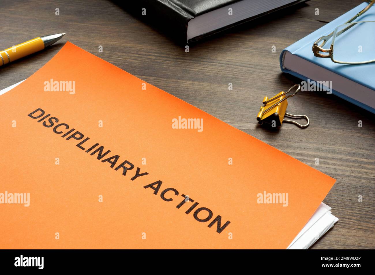 Dokumente für Disziplinarmaßnahmen für HR auf dem Schreibtisch. Stockfoto