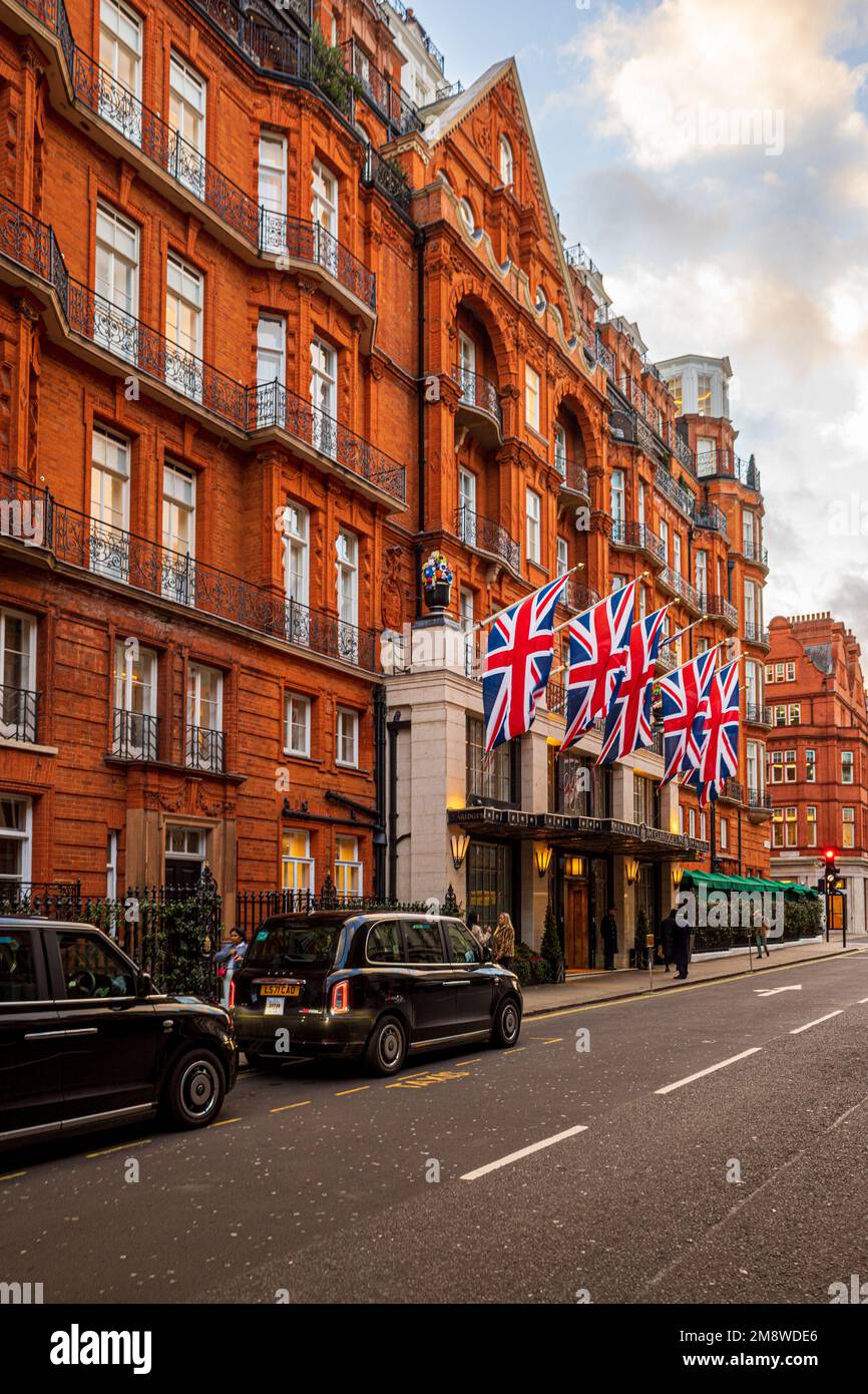 Das Claridges Hotel London - Claridges Mayfair ist ein 5-Sterne-Hotel in der Brook St und Davies St in Mayfair, im Zentrum von London. Gegründet als Mivart's Hotel 1812. Stockfoto