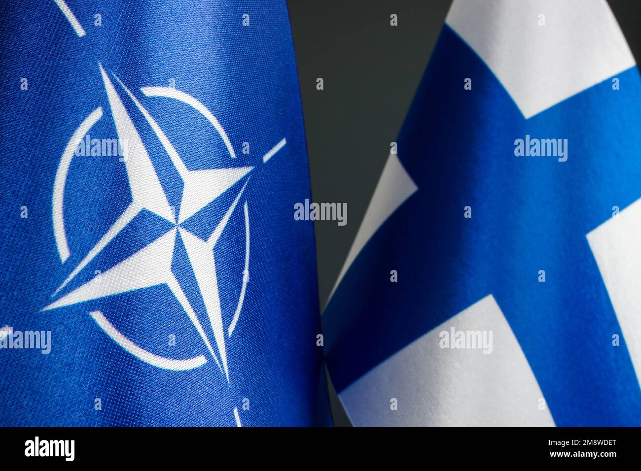 KIEW, UKRAINE - 10. Januar 2023. Flaggen der NATO und Finnlands als Symbol der Mitgliedschaft. Stockfoto