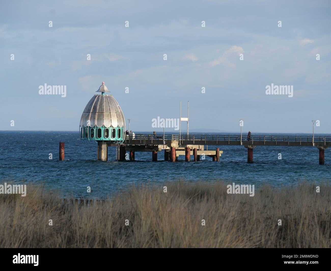 Die Tauchglocke ist bereit zum Tauchen am Pier in Zingst in Darß mit Strand und Küste im Hintergrund und den Wellen der Ostsee Stockfoto