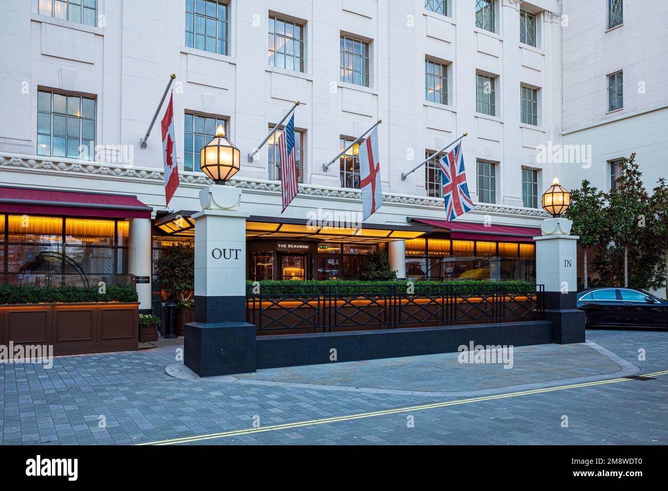 The Beaumont Hotel Mayfair London - das 2014 eröffnete 5-Sterne-Hotel Beaumont London befindet sich in einem Art déco-Gebäude aus dem Jahr 1926 in den Brown Hart Gardens. Stockfoto