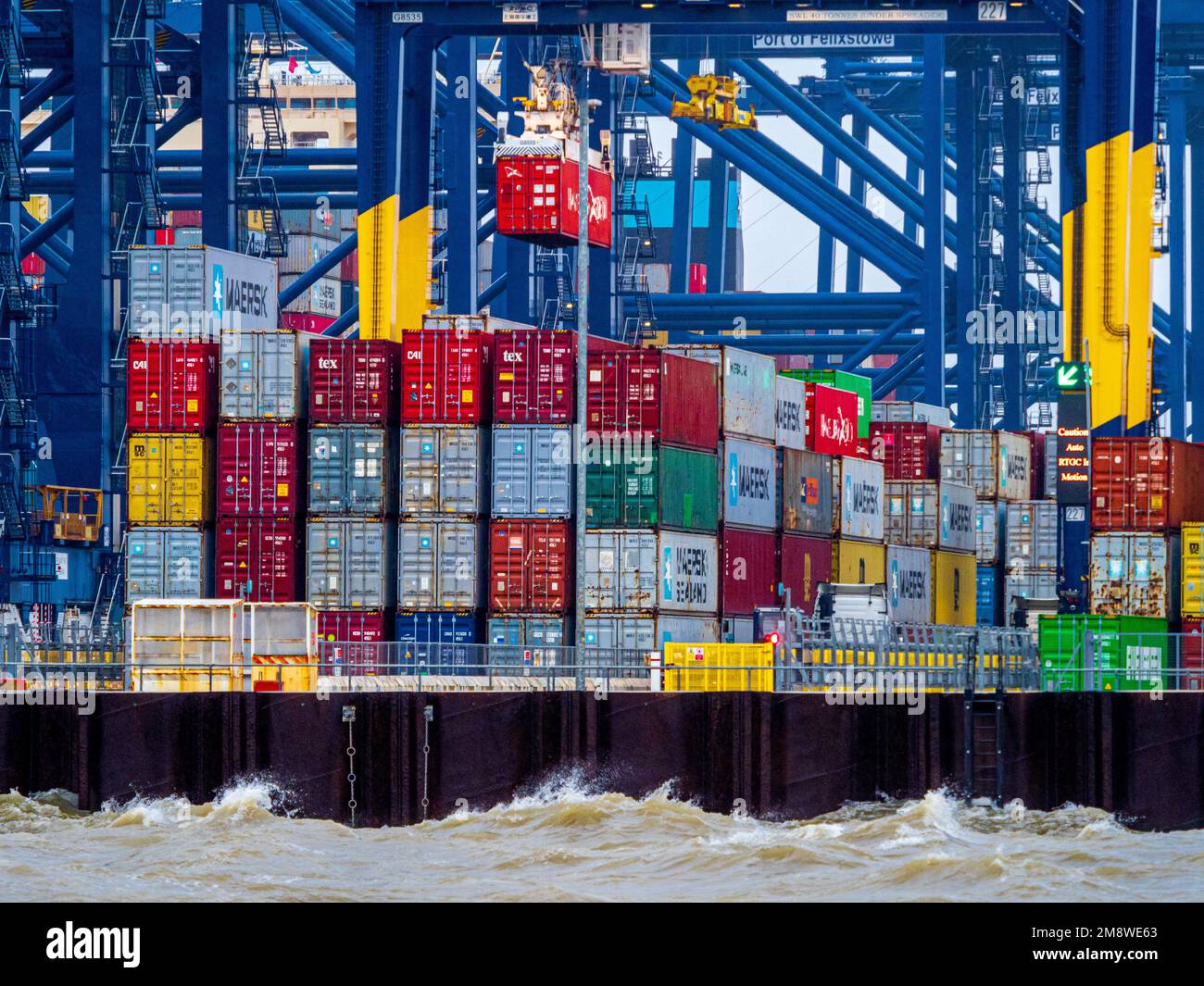 Stürmisches Wetter für British Trade - Wellen schlagen gegen Felixstowe Docks. Der Hafen von Felixstowe ist der größte Containerhafen Großbritanniens. Stockfoto
