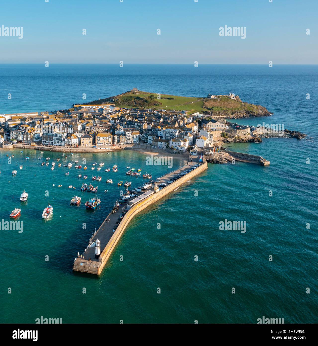 St. Ives, Cornwall. Vereinigtes Königreich. 08.24.2021 Ein wunderschönes Luftbild von St. Ives Head und Hafen bei Sonnenaufgang. 24. August 2021 Stockfoto