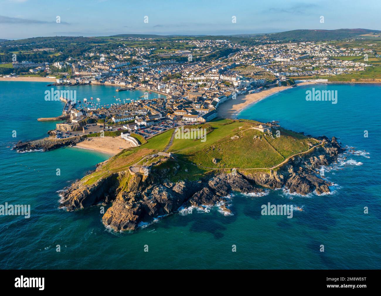 St. Ives, Cornwall. Vereinigtes Königreich. 08.24.2021 Ein wunderschönes Luftbild von St. Ives Head und Hafen bei Sonnenaufgang. 24. August 2021 Stockfoto
