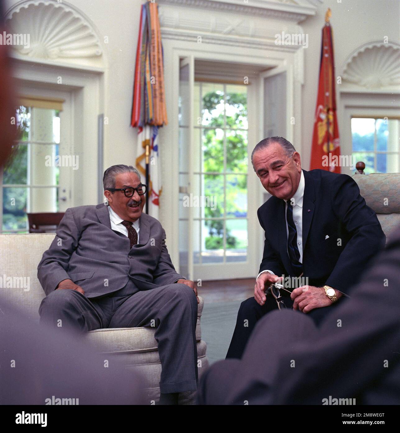 Thurgood Marshall und Präsident Lyndon B. Johnson treffen sich im Oval Office zur Bekanntgabe von Marshalls Nominierung zum Obersten Gerichtshof der Vereinigten Staaten. Stockfoto