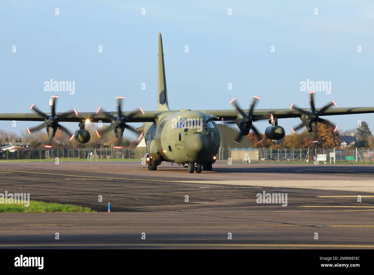 Royal Air Force C-130 Hercules transportiert Flugzeuge im November 2021. Stockfoto