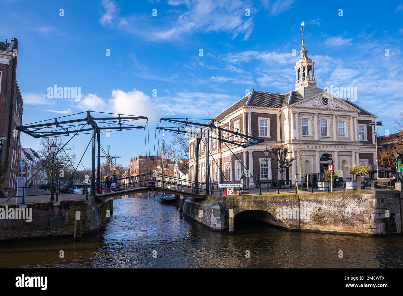 Malerischer Blick auf eine Zugbrücke und eine alte Bibliothek in der historischen Stadt Schiedam, Holland. Stockfoto